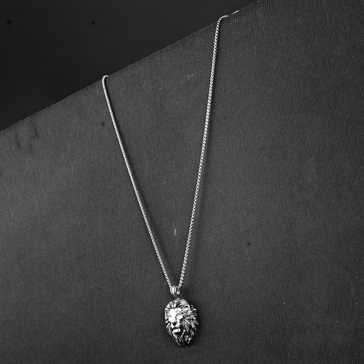 Lion pendant with silver Roundcut chain